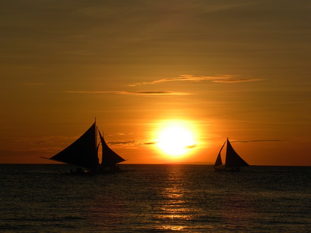 plachetnice při západu slunce