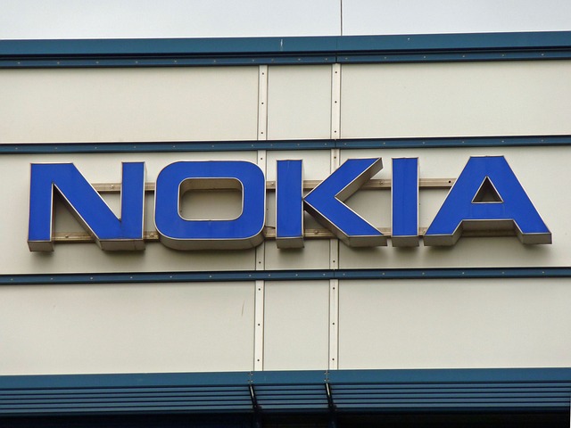 logo Nokia na budově