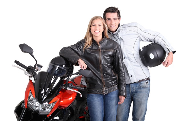 Muž so ženou pózujú pri motorke.jpg