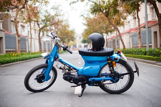 Malá modrá motorka, prilba.jpg